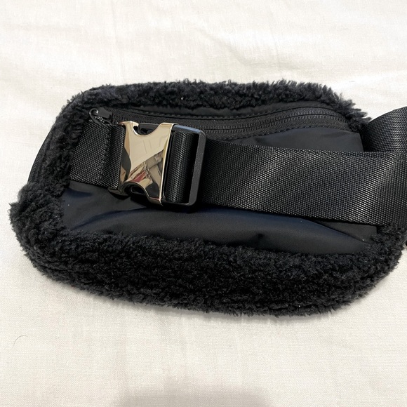 Lululemon Sherpa Beltbag - Picture 2 of 4